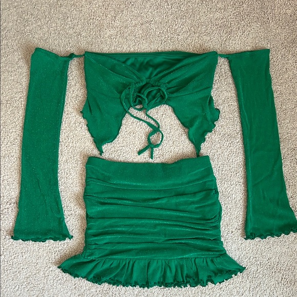 Green Off-Shoulder Crop Top and Skirt Set - Picture 5 of 9